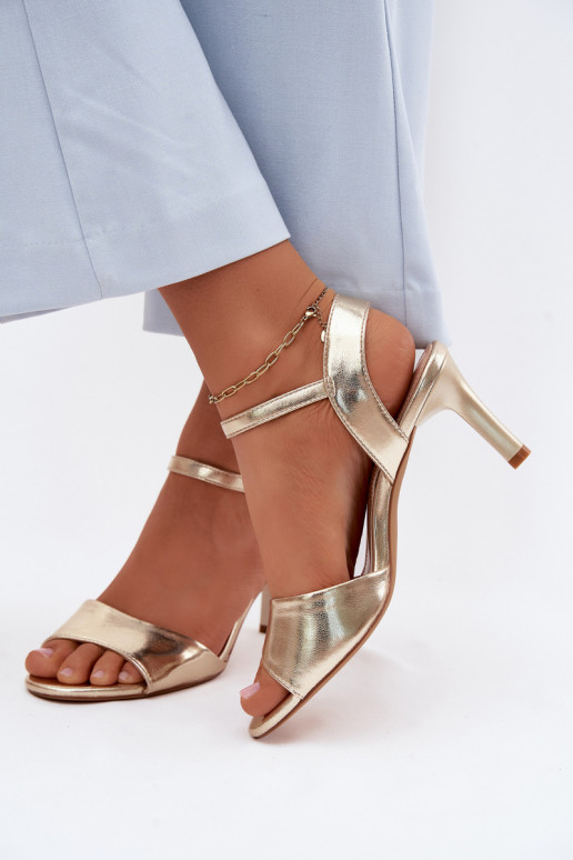 Sandalias de mujer en tacón fino de color oro de Sergio Leone