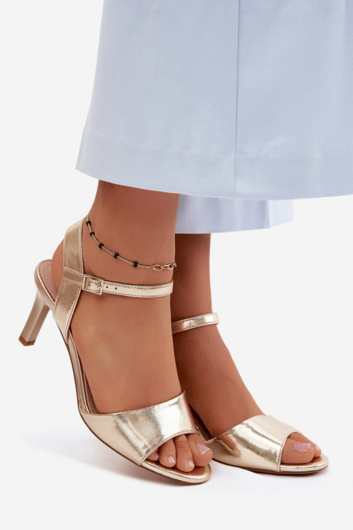 Sandalias de mujer en tacón fino de color oro de Sergio Leone