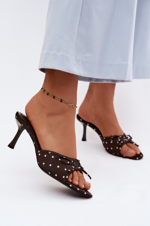 Zapatillas de mujer con lazos y puntos en tacón fino de color verde de Shinea