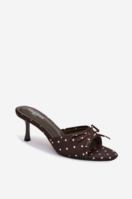 Zapatillas de mujer con lazos y puntos en tacón fino de color verde de Shinea