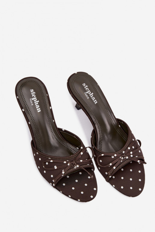 Zapatillas de mujer con lazos y puntos en tacón fino de color verde de Shinea