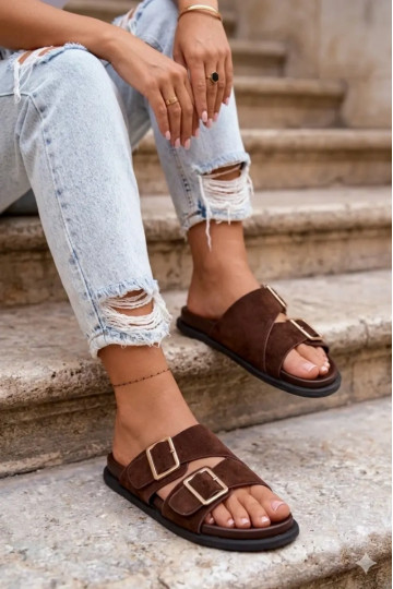 Chanclas de color chocolate de ante sintético para mujer con hebillas doradas Selissea 2