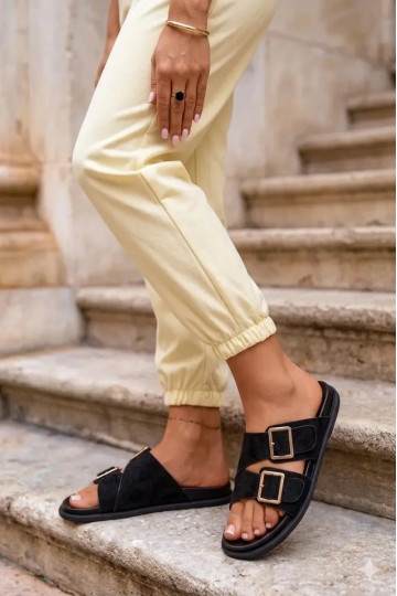Zapatillas de ante sintético negras con hebillas doradas Selissea