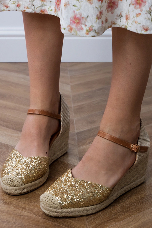 Sandalias doradas brillantes de plataforma Saluni