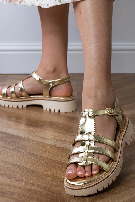 Sandalias gladiadoras doradas con hebilla Dunara