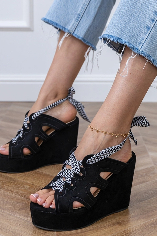 Sandalias negras en plataforma con un cordón decorativo Lakota