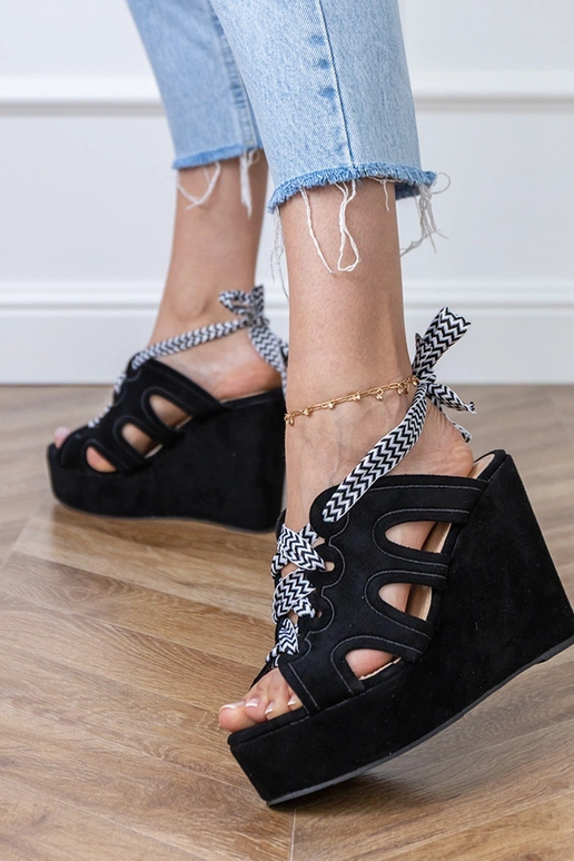 Sandalias negras en plataforma con un cordón decorativo Lakota