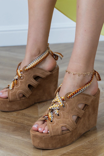 Sandalias marrones en plataforma con un cordón decorativo Lakota