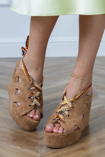 Sandalias marrones en plataforma con un cordón decorativo Lakota 2