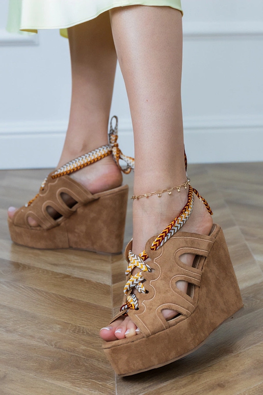 Sandalias marrones en plataforma con un cordón decorativo Lakota