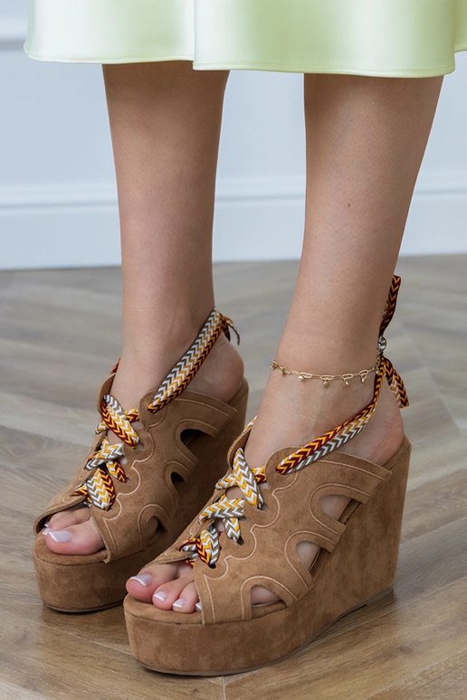 Sandalias marrones en plataforma con un cordón decorativo Lakota
