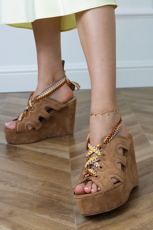 Sandalias marrones en plataforma con un cordón decorativo Lakota