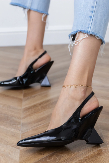 Sandalias negras con cuña geométrica Kokkes