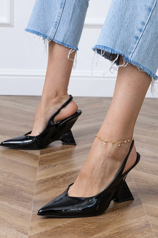 Sandalias negras con cuña geométrica Kokkes