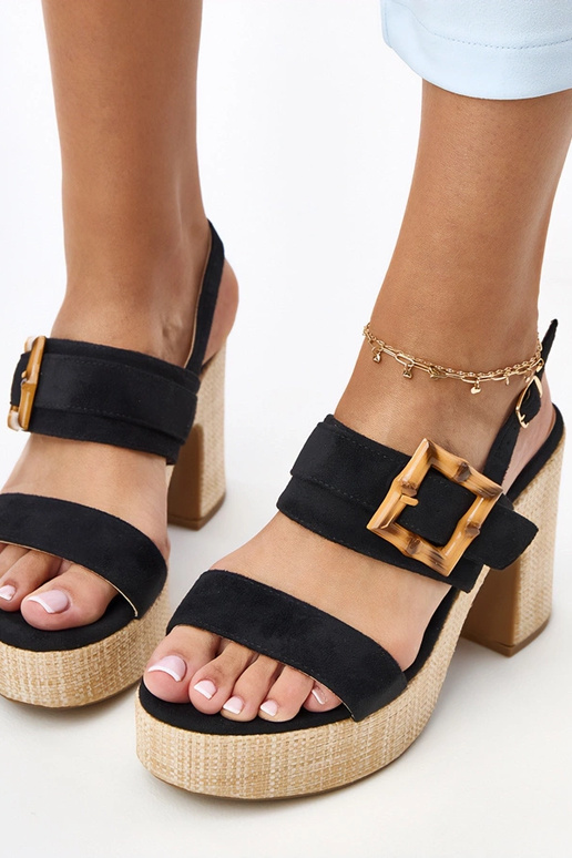 Sandalias negras con tacón de bloque y hebilla decorativa Elevira