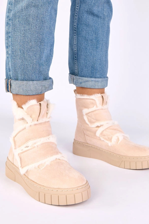 Botines color arena con cierre de velcro, decorados con piel Grace