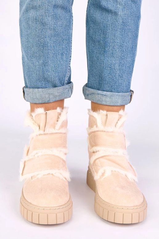 Botines color arena con cierre de velcro, decorados con piel Grace