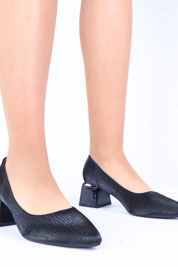 Zapatos de tacón bajo negros con acentos plateados Vallisa