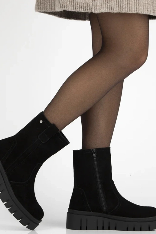Botines negros de ante natural sobre una cuña ligera Richa
