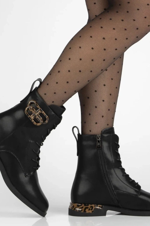Botines negros de cuero natural, decorados con estampado de pantera Ricka