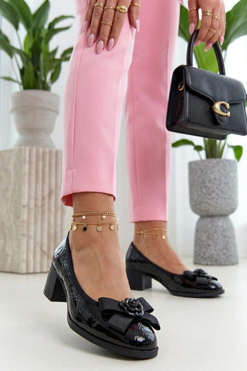 Zapatos de cuero lacados negros sobre una columna Cambell 2