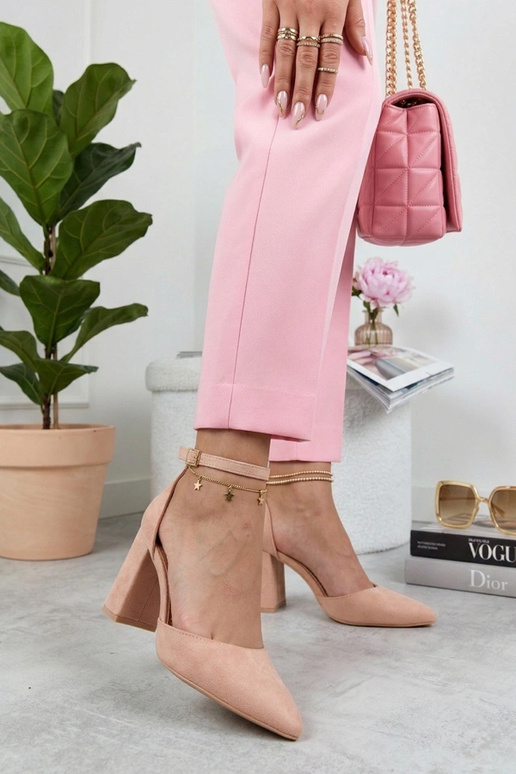 Chupetas de color rosa en un pedestal Ava