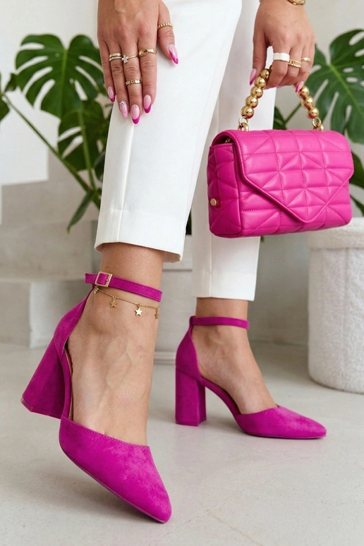 Chupetas de color púrpura en un pedestal Ava