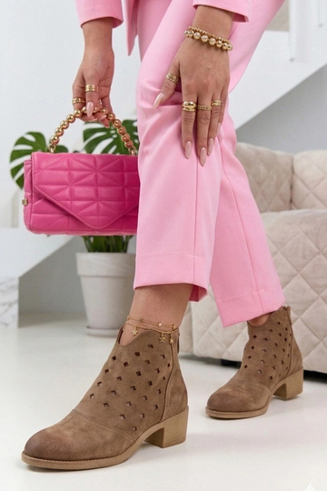 Botines beige con cordones en un pedestal Potocki
