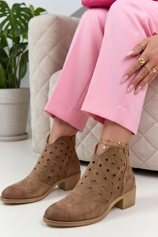 Botines beige con cordones en un pedestal Potocki