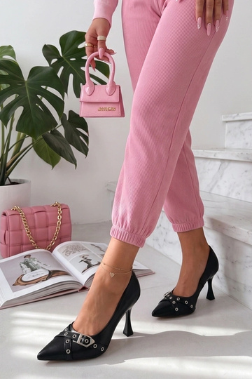 Stilettos negros con hebilla decorativa Aeliana 2