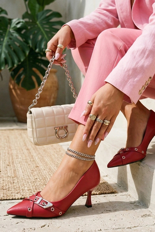 Stilettos rojos con hebilla decorativa Aeliana