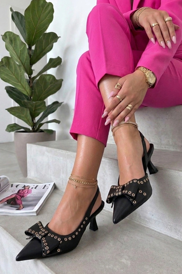 Zapatos de tacón negros con parte trasera abierta decorados con una cinta Evangeline 2