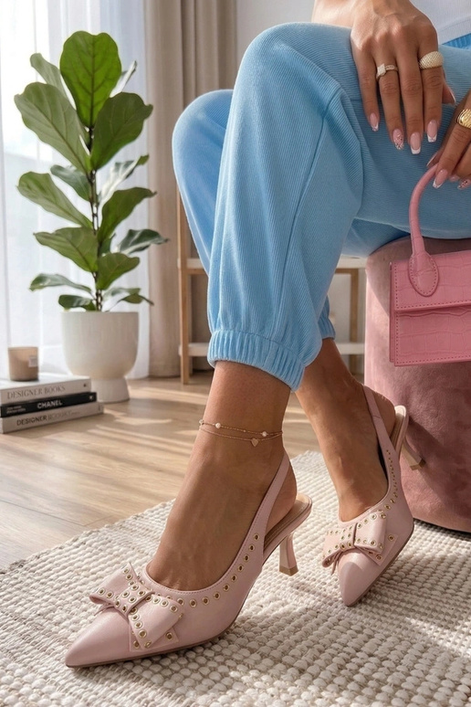 Zapatos de tacón rosas con parte trasera abierta decorados con una cinta Evangeline
