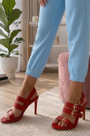 Sandalias rojas de tacón alto con hebillas Rosamund