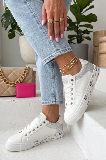 Zapatillas blancas con inserciones decorativas Layla