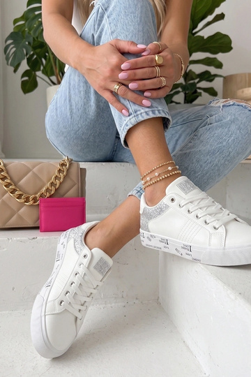 Zapatillas blancas con inserciones decorativas Layla 2