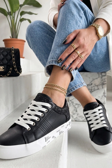 Zapatillas negras con inserciones decorativas Layla