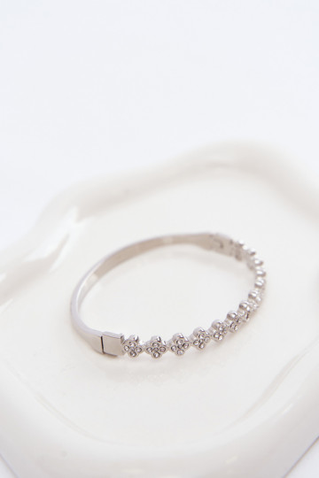 Pulsera plateada para mujer con piedras brillantes