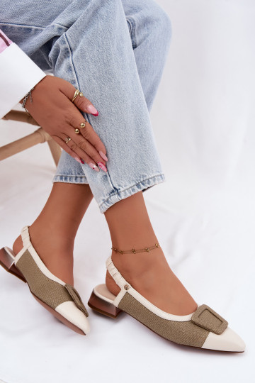 Sandalias de mujer con hebillas decorativas color arena