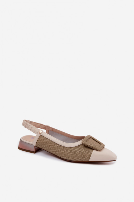 Sandalias de mujer con hebillas decorativas color arena