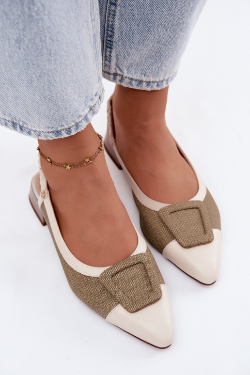 Sandalias de mujer con hebillas decorativas color arena