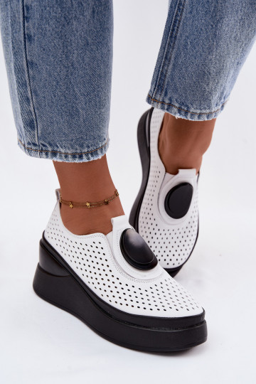 Zapatos blancos para mujer con elementos calados y plataforma decorativa