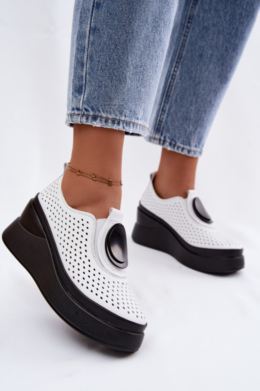 Zapatos blancos para mujer con elementos calados y plataforma decorativa