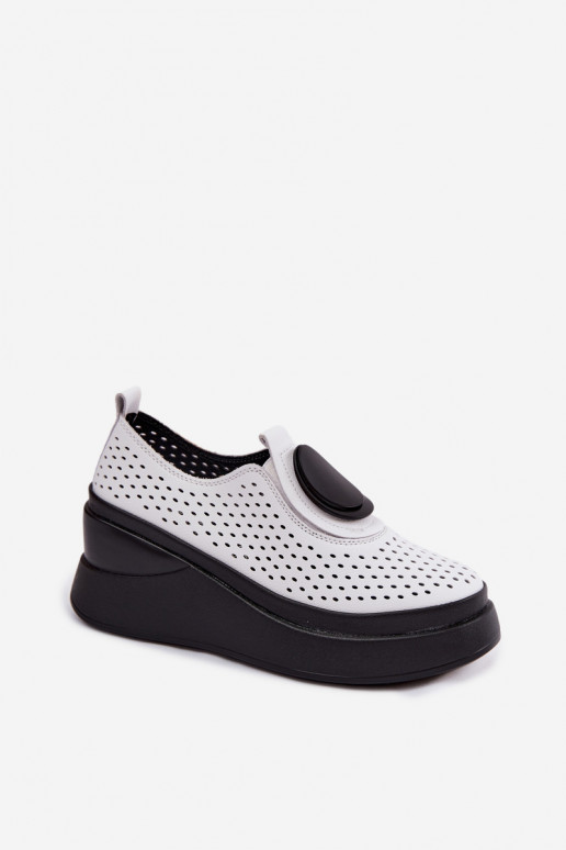 Zapatos blancos para mujer con elementos calados y plataforma decorativa