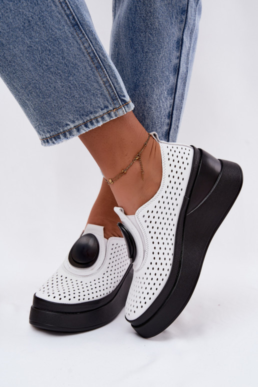 Zapatos blancos para mujer con elementos calados y plataforma decorativa