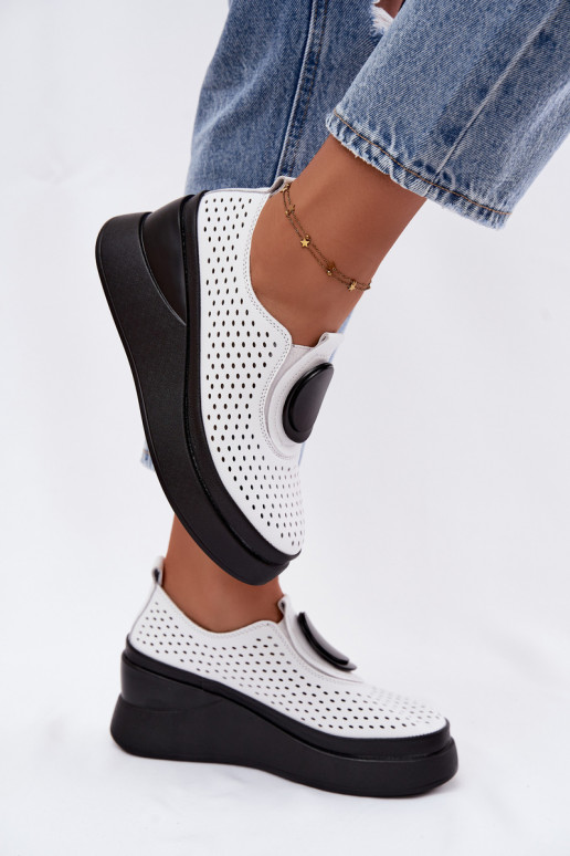 Zapatos blancos para mujer con elementos calados y plataforma decorativa