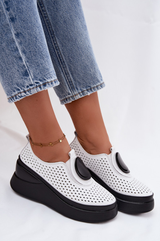Zapatos blancos para mujer con elementos calados y plataforma decorativa