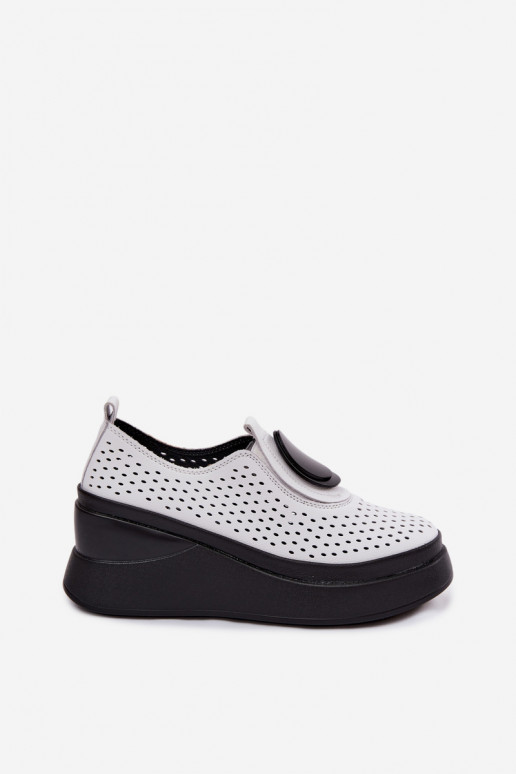 Zapatos blancos para mujer con elementos calados y plataforma decorativa