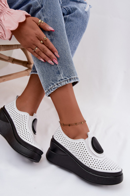 Zapatos blancos para mujer con elementos calados y plataforma decorativa