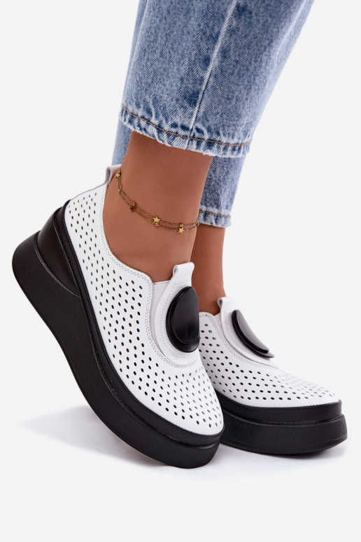 Zapatos blancos para mujer con elementos calados y plataforma decorativa